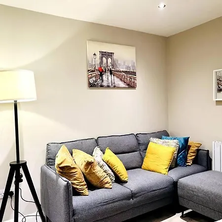 Lovely Flat At Center *